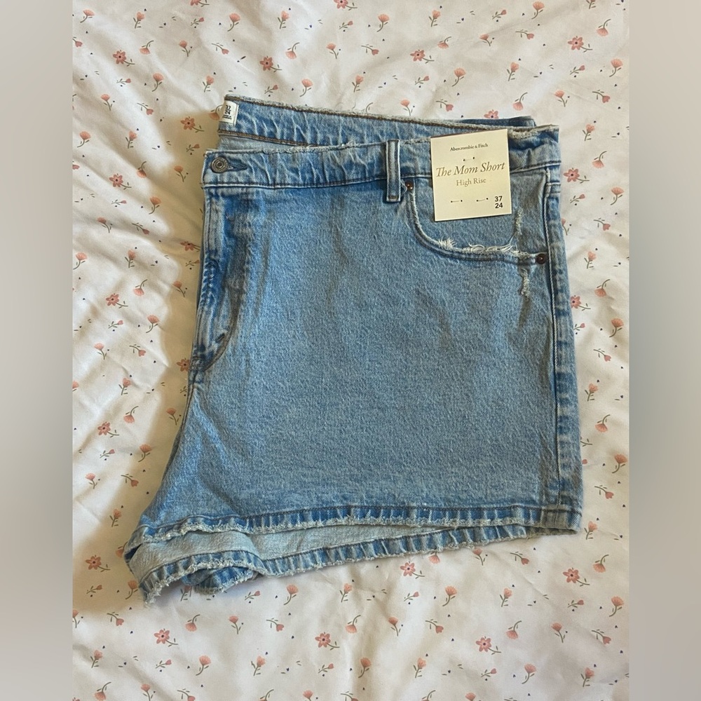 NWT Abercrombie and Fitch- High Rise Mom Short- Size 37/24